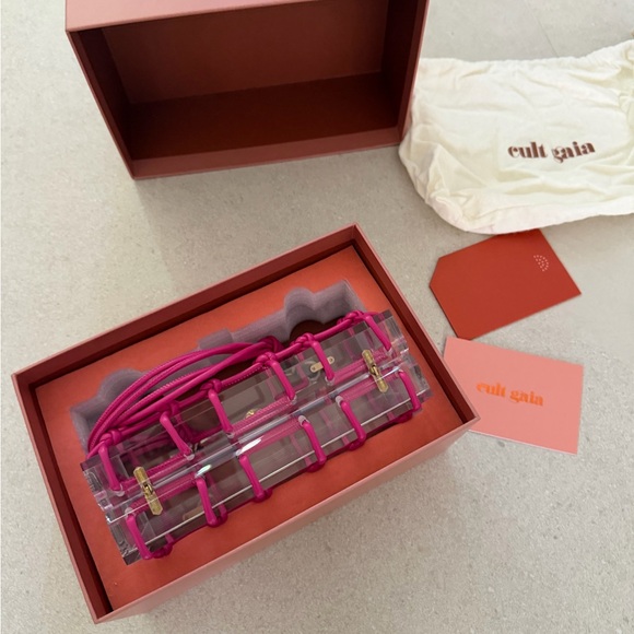 Cult Gaia Bess Caged Clear Top-Handle
Shoulder Bag - Picture 7 of 10